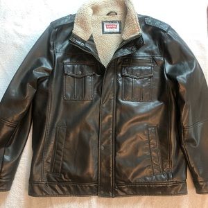 EUC Levi’s Men’s Brown Faux-Leather Sherpa-Lined Trucker Jacket; Size XL Regular